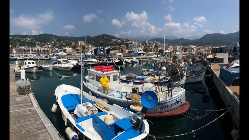 Grande Bilocale Con Giardino E Posto Auto Privato Comodo Al Mare Varazze Kültér fotó